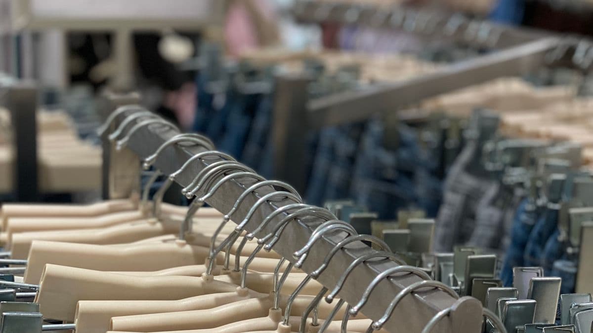 A neat rack of clothes on hangers